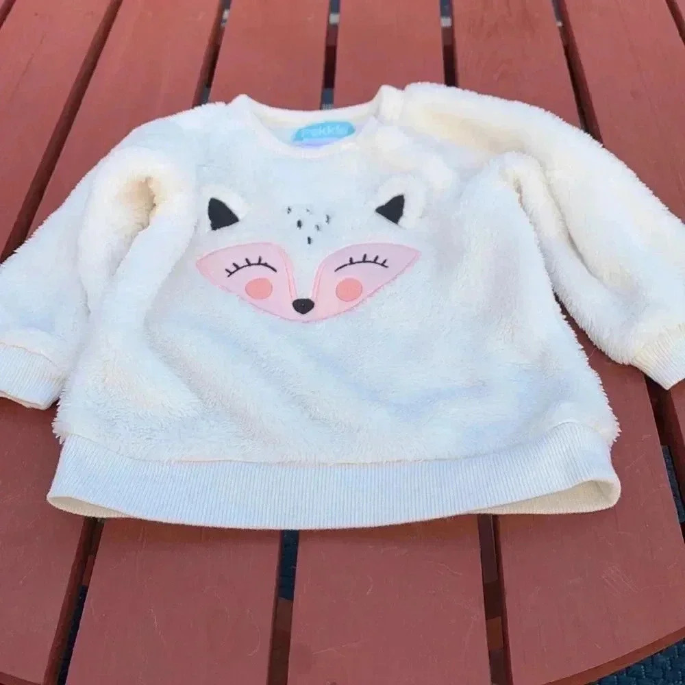 Five for 25 Pekkle, 100% polyester, soft and fuzzy white sweater